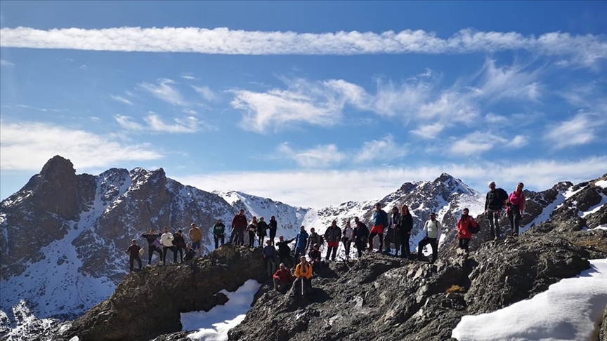 Hakkari'de dağcılar Cumhuriyet'in 100. yılı dolayısıyla Karadağ'a tırmandı 