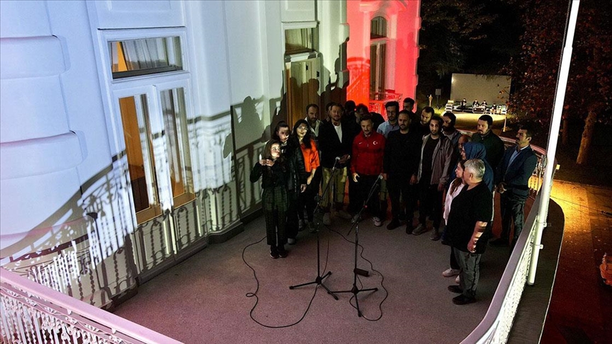 Restore ettikleri Atatürk Köşkü'nde "Çökertme" türküsüne klip çektiler