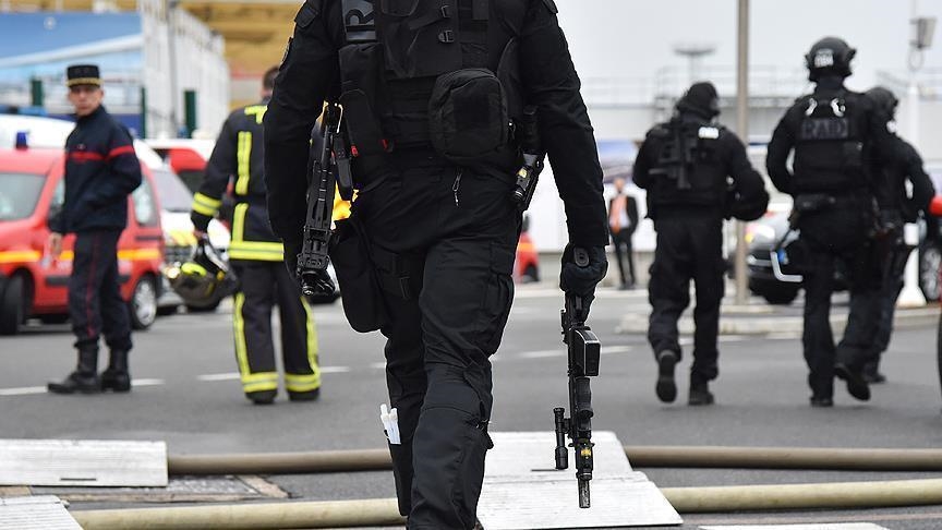 Accusée de propos menaçants, une femme voilée blessée par des tirs policiers à Paris