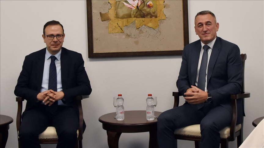 Kosovë, ministri për Komunitete dhe Kthim, Rashiq priti në takim ambasadorin turk Angılı