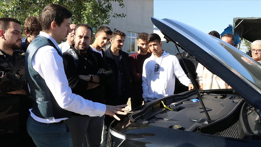 Edirne'de Hibrid ve Elektrikli Taşıtlar Teknolojisi Programı öğrencileri Togg'la pratik yapıyor