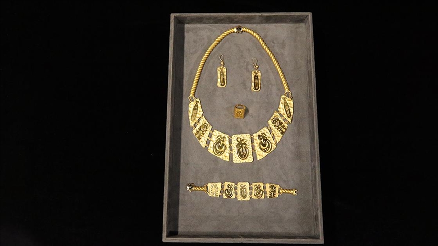 Kazılarda çıkarılan yaklaşık 12 bin 500 yıllık eserlerin figürlerini altına işledi 