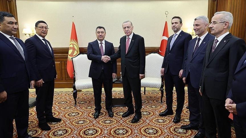 Erdogan s'entretient avec son homologue du Kirghizistan, Sadyr Japarov