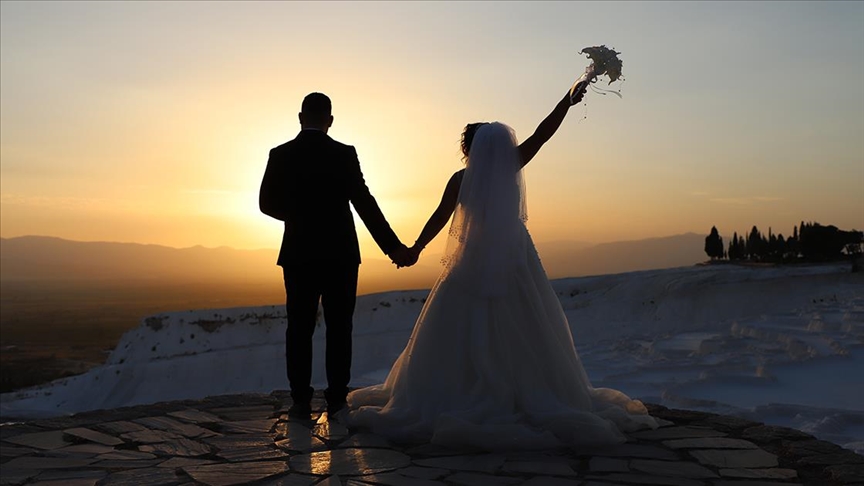 Pamukkale, çiftlerin en özel anlarında kadraja giriyor