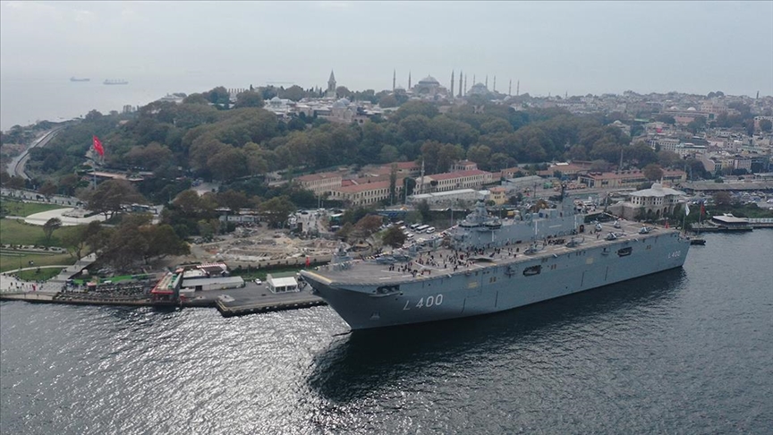 Sarayburnu'na demirleyen TCG Anadolu gemisine ziyaretler sürüyor