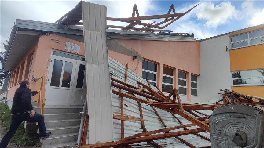 BiH: Nevrijeme u Unsko-sanskom kantonu, vjetar čupao stabla i krovove