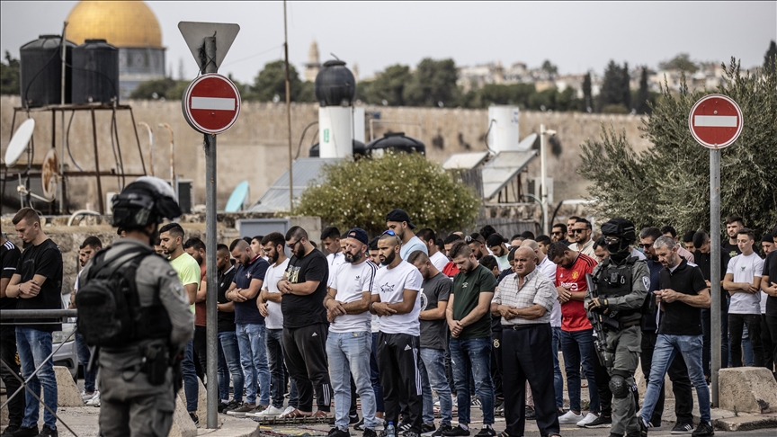 فلسطينيون يؤدون صلاة الجمعة بشوارع القدس بعد منعهم دخول الأقصى