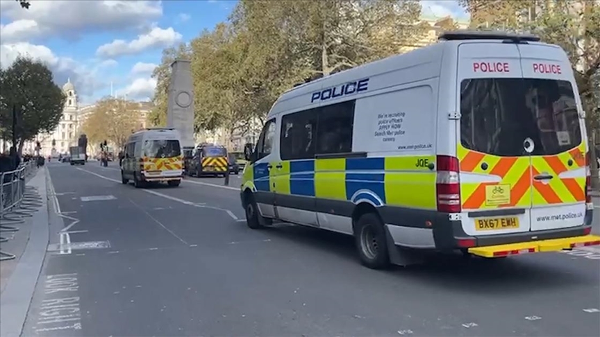 İngiltere'de iklim aktivistleri National Gallery'de sergilenen tablonun koruyucu camını kırdı