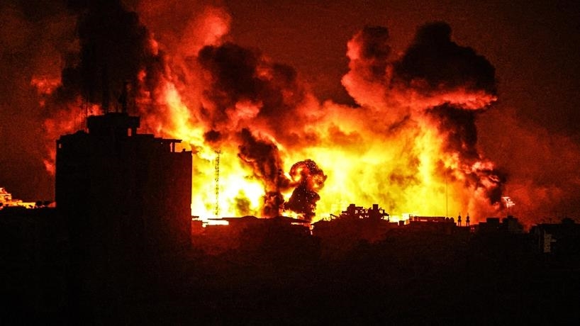 Israel lanza nuevos ataques aéreos contra Gaza a medida que el conflicto se acerca al mes