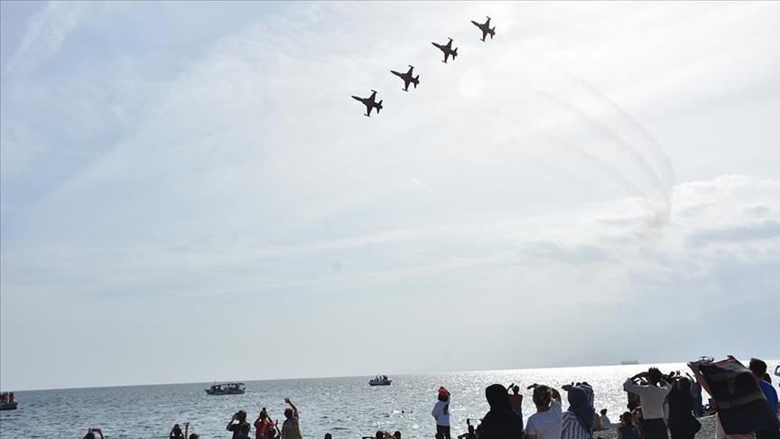 Türk Yıldızları Antalya semalarında "Ata'ya saygı" uçuşu yaptı
