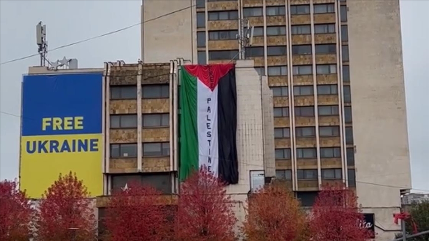 Vendoset pastaj largohet flamuri i Palestinës në qendër të Prishtinës