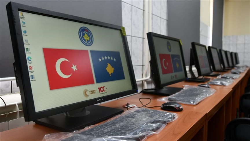 KFOR-i Turk rinovon dhe rikthen në funksion sallën e kompjuterëve në një shkollë të Prizrenit