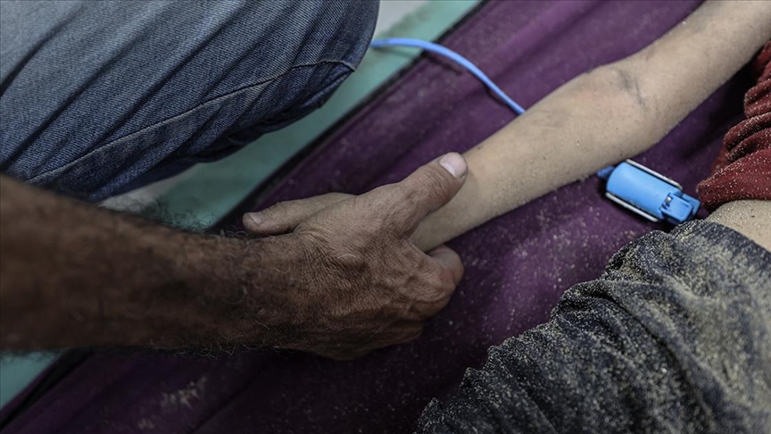 Gazze'deki Sağlık Bakanlığı: Şifa Hastanesi'nde toplu mezar kazmaya başladığımızı Kızılhaç'a bildirdik