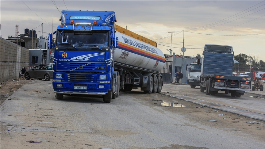 مصر تعلن دخول "أول شحنة وقود" لغزة منذ بدء الحرب 