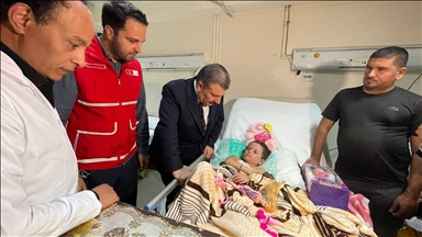 Türkiye's health minister comforts injured Gazans in Cairo