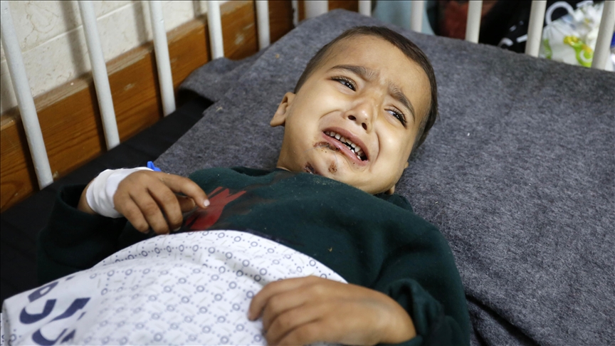 فقد والديه وشقيقه ورجليه.. قصف إسرائيل يستهدف الطفل أحمد شبات 3 مرات (تقرير)