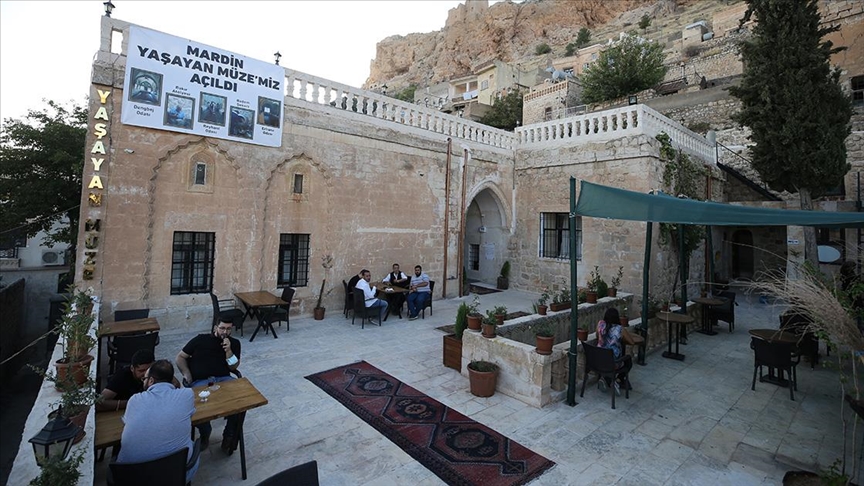 Mardin'in kültürünü ve sanatını tanımak için 400 yıllık konağı ziyaret ediyorlar