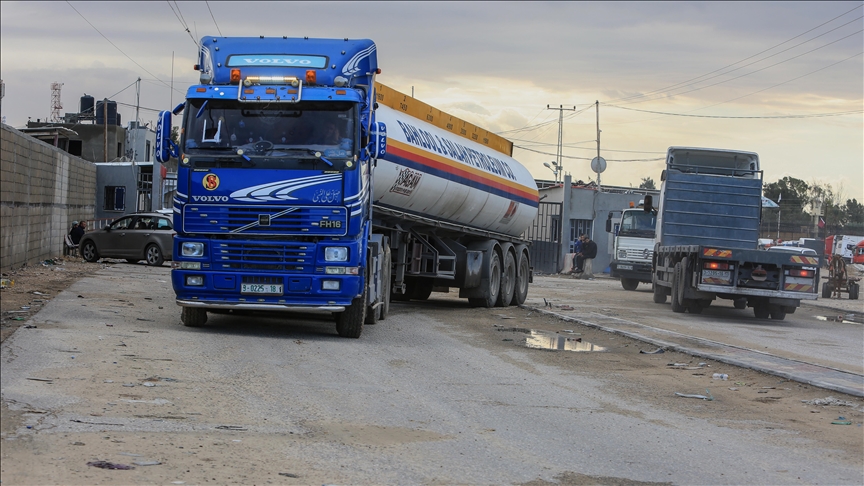 إسرائيل توافق على إدخال ناقلتي وقود إلى غزة يوميا