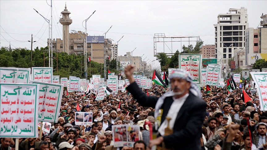 Binlerce Yemenli, İsrail'in Gazze Şeridi'nde işlemeyi sürdürdüğü "suçlarını" protesto etti