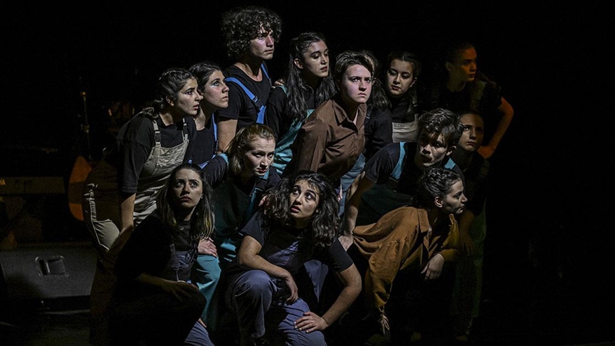 26. Uluslararası Ankara Tiyatro Festivali "Gecenin Ardından" dans-müzik gösterisiyle başladı