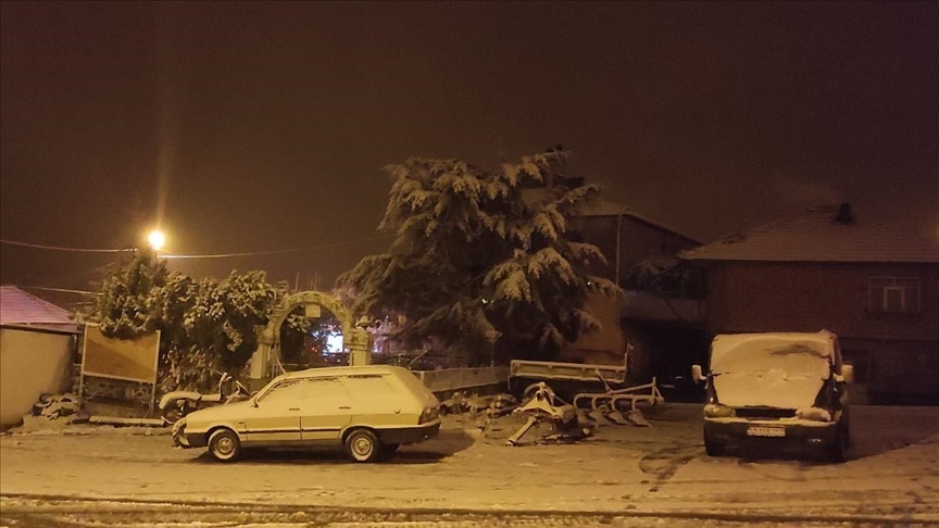 Manisa'ya mevsimin ilk karı yağdı