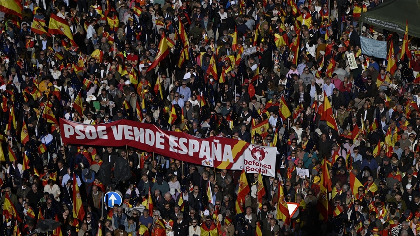 Tens of thousands protest amnesty for Catalan separatists in Madrid