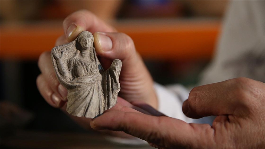 Manisa'daki Aigai Antik Kenti kazısında Demeter heykelcikleri bulundu
