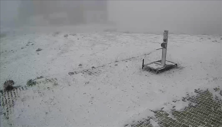 بارش اولین برف پاییزی در پیست اسکی دنیزلی