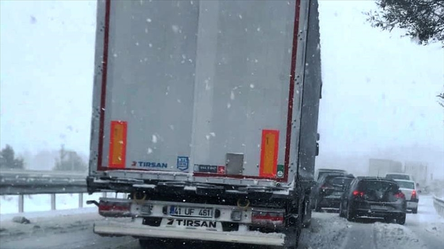 Karabük-Bolu kara yolunda kar yağışı nedeniyle ulaşımda aksamalar yaşanıyor