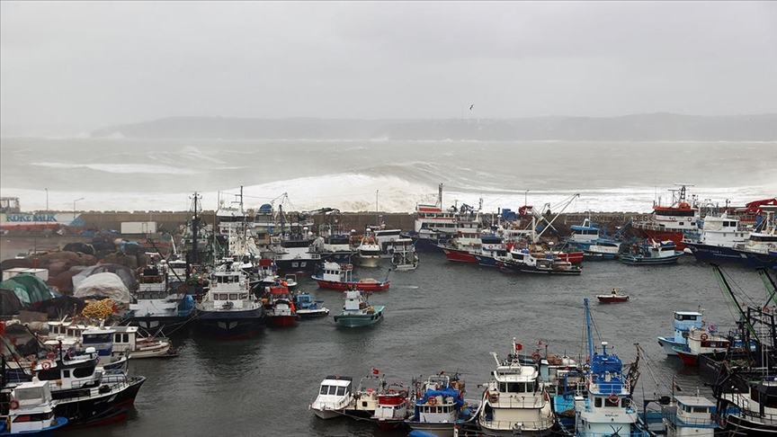 İstanbul Şile'de dere taştı, fırtına ve yağış hayatı olumsuz etkiledi