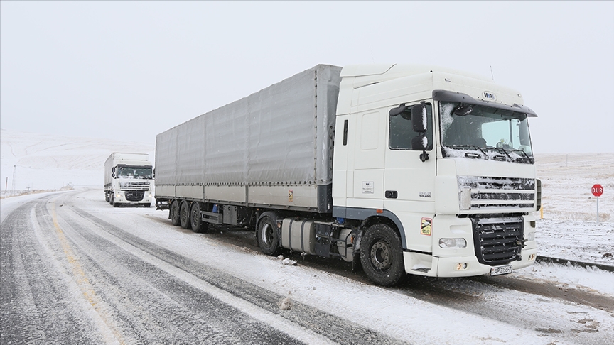 Erzurum, Kars ve Ardahan'daki bazı yollar kar yağışı ve tipi nedeniyle kapatıldı