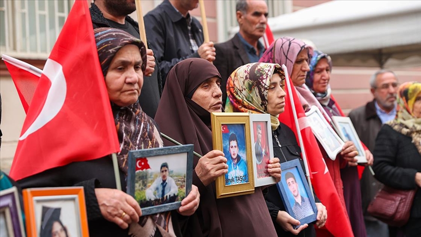 "Dünya Çocuk Hakları Günü"nde evlatlarının yolunu gözlüyorlar