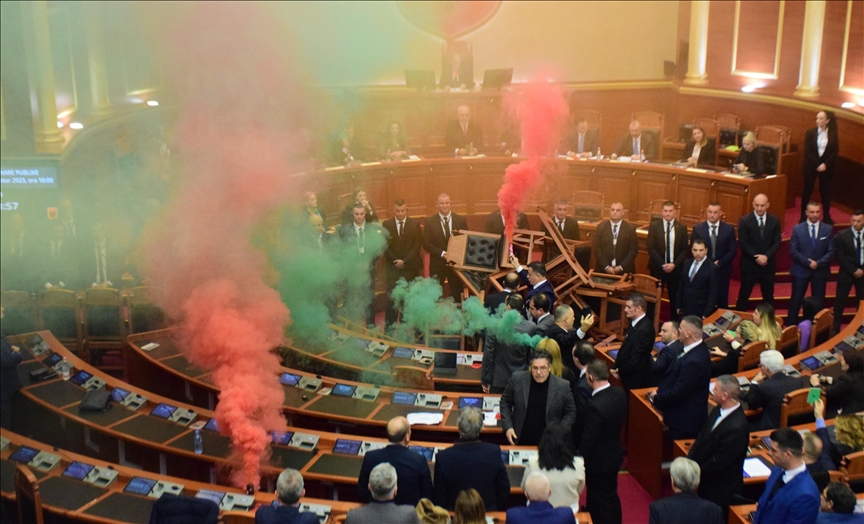 Albanija: Opozicija pirotehničkim sredstvima ometala glasanje o budžetu u parlamentu