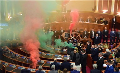 Albanija: Opozicija pirotehničkim sredstvima ometala glasanje o budžetu u parlamentu