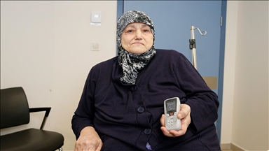 Bilecik'te yaşayan 70 yaşındaki kadın çare bulunamayan ağrılarından beline takılan pille kurtuldu