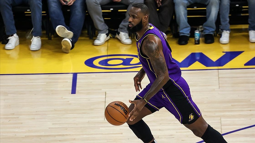 NBA'de LeBron James rekor kırdı, Lakers farklı kazandı