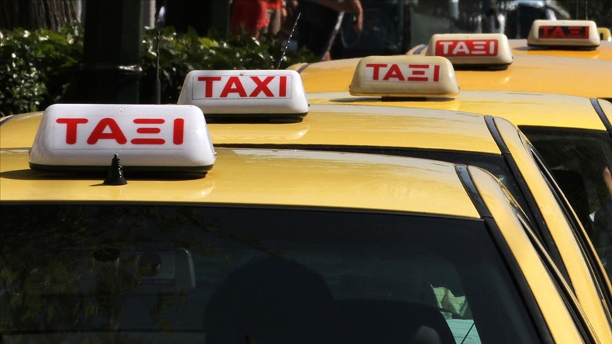 Atina'da taksiciler yeni vergi yasasına tepki için grevde
