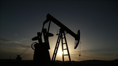 Oil prices slightly fall over clashing demand, supply woes