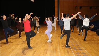 Diyarbakır'da öğretmenlerden oluşan ekip 7 bölgenin halk oyunlarını sergileyecek