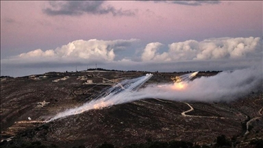 إعلام لبناني: إسرائيل استهدفت بلدة جنوبية بقذائف فسفورية
