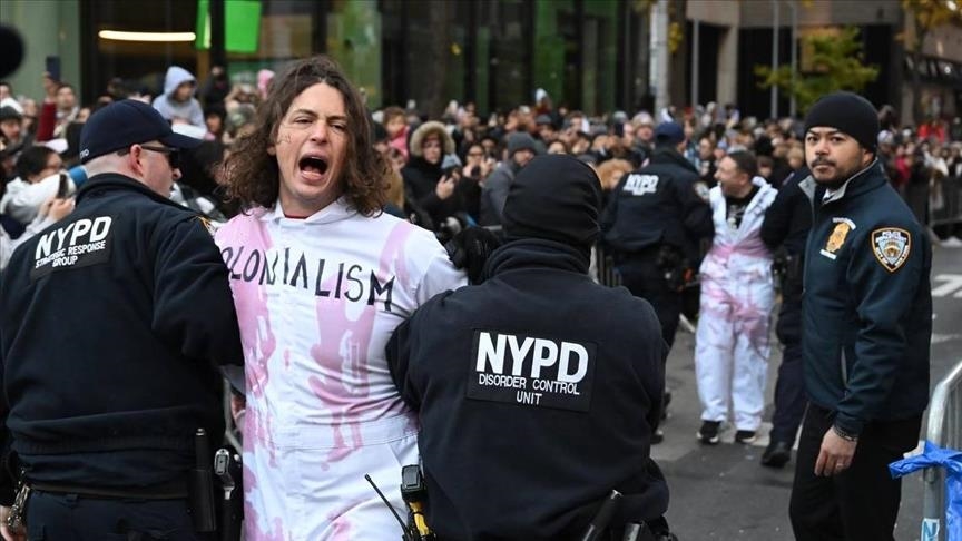 Pengunjuk rasa pro-Palestina gelar aksi di Parade Thanksgiving Macy di New York