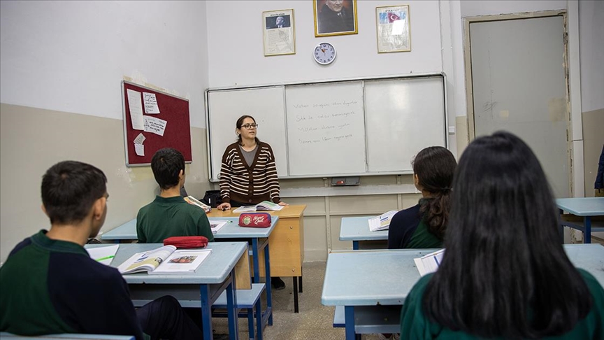 Okullarda temizlik görevlisiyken öğretmen oldu