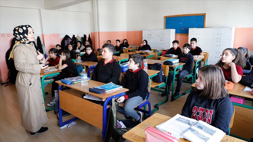 Derya öğretmen hayata geçirdiği çevreci projelerle öğrencilerine örnek oluyor