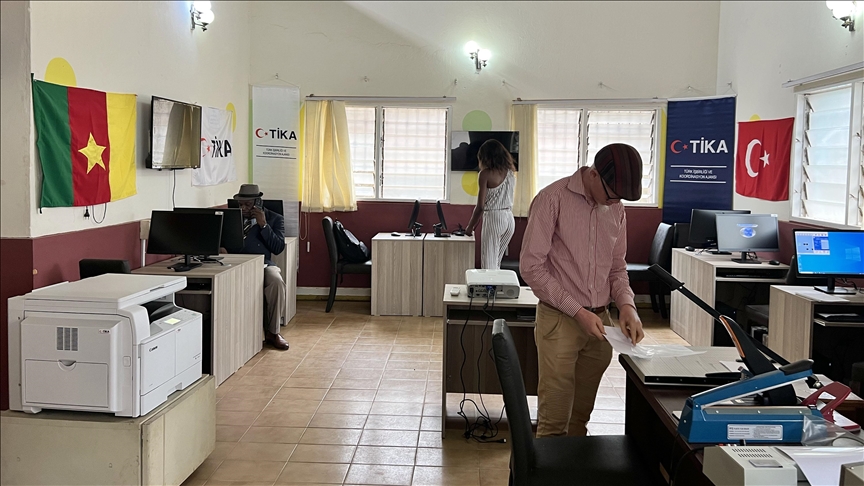 TİKA Kamerun’daki albino bireyler için siber kafe kurdu