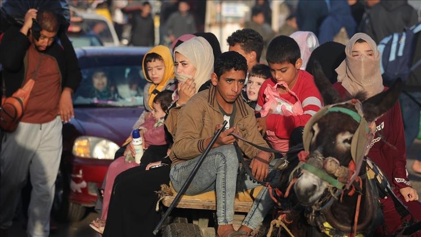 Pengungsi Palestina balik ke rumah mereka saat jeda kemanusiaan di Gaza
