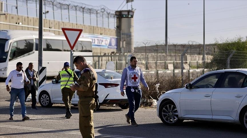 تل أبيب تؤكد تسليم "حماس" 13 أسيرا إسرائيليا للصليب الأحمر 