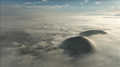Manisa'da sis altındaki volkan konileri dron ile görüntülendi