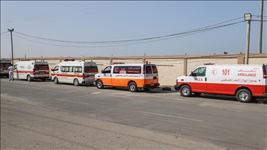 Des ambulances se dirigent de Khan Younes vers la ville de Gaza pour transporter les malades et les blessés