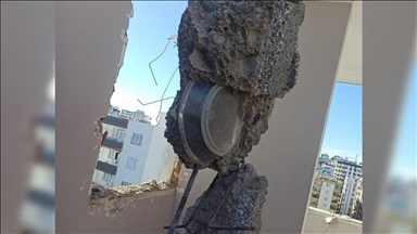 Adana'da yıkımı süren ağır hasarlı binanın beton bağlama noktasından bakır tabak çıktı