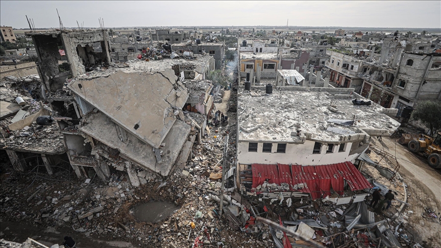 With bare hands, Gazans dig up bodies of relatives under debris